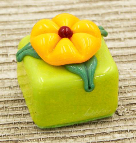 Click to view detail for HG-061 Pistachio Cube with Mango Flower $47